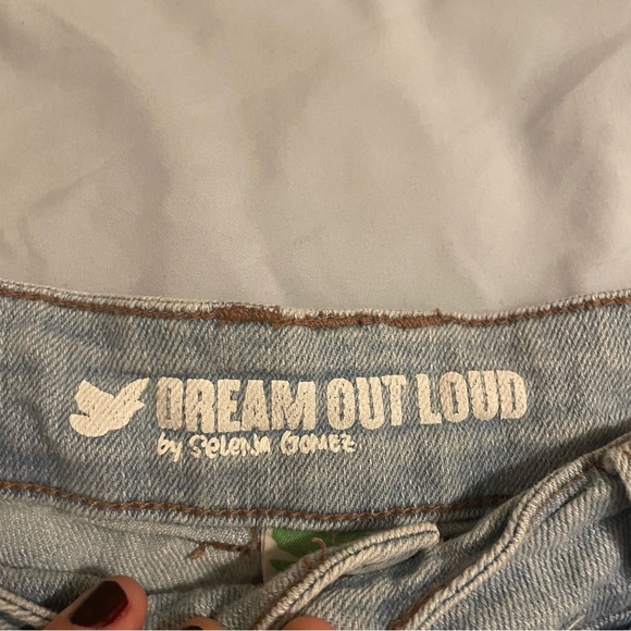 SELENA GOMEZ SHORTS - Picture 3 of 4